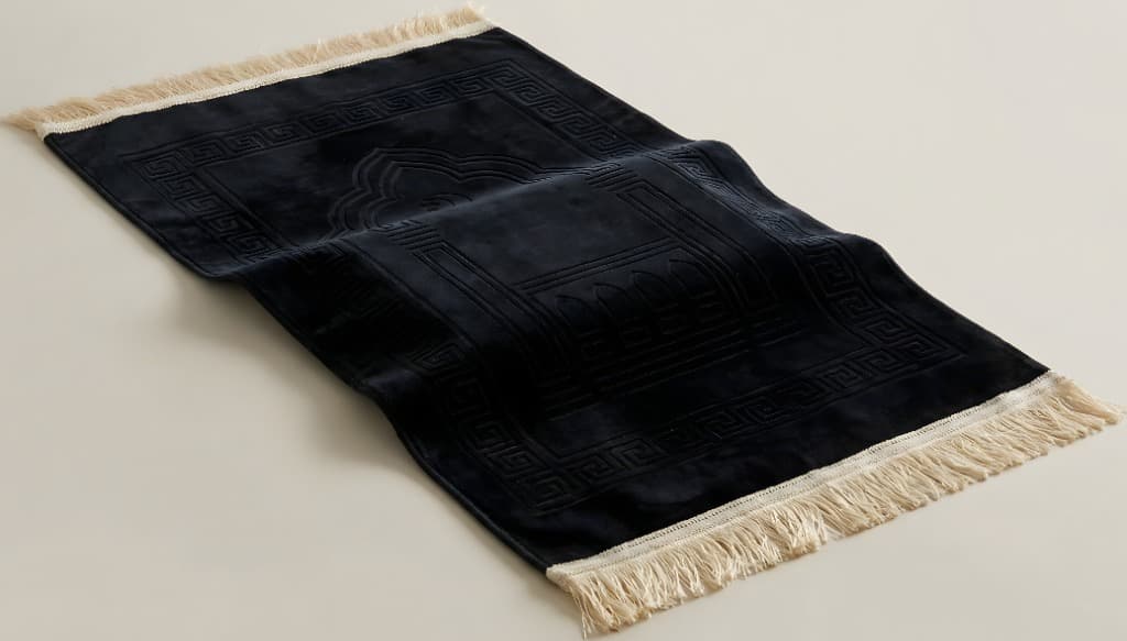 Tapis de Prière Épais et Confortable Noir – Al-Aswad – Protection des Genoux