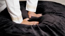 Tapis de Prière Épais et Confortable Noir – Al-Aswad – Protection des Genoux thumbnail 2