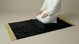 Tapis de Prière Épais et Confortable Noir – Al-Aswad – Protection des Genoux thumbnail 4